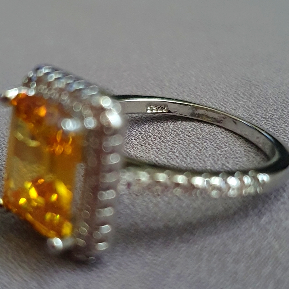 Gorgeous Yellow Diamond Ring - Picture 4 of 5